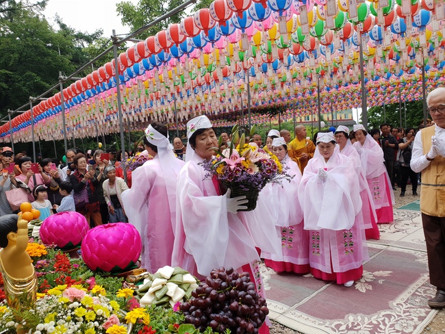Partake in the Vesak Ceremony at Yonggungsa Cham Joeun Uri Temples